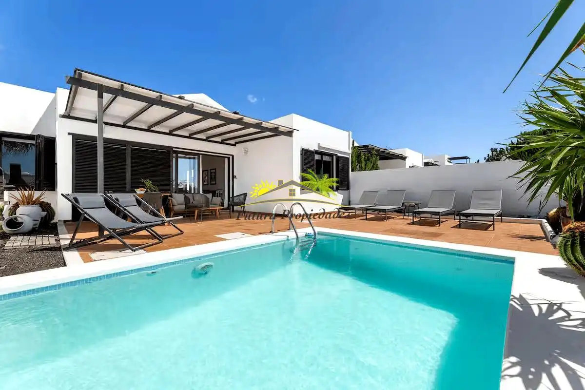 Vista exterior de Casa o chalet en venta en Yaiza con Aire acondicionado, Jardín privado y Piscina