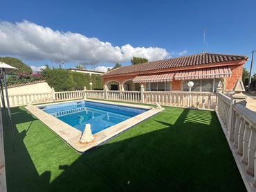 Country house with pool for sale in Albatera