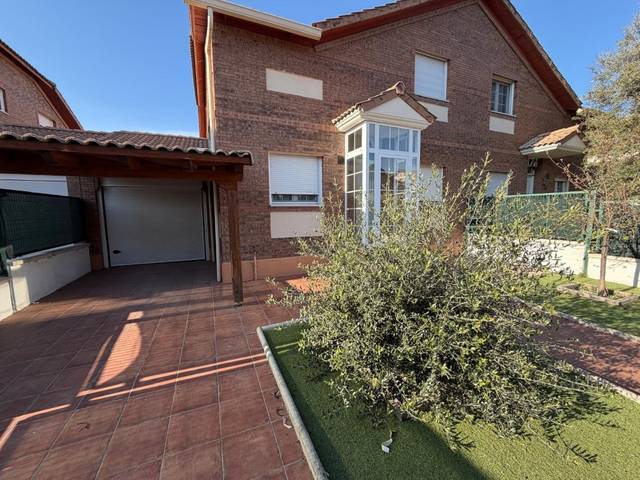 Casa adosada en Venta en Calle Fujara en Renedo de Esgueva