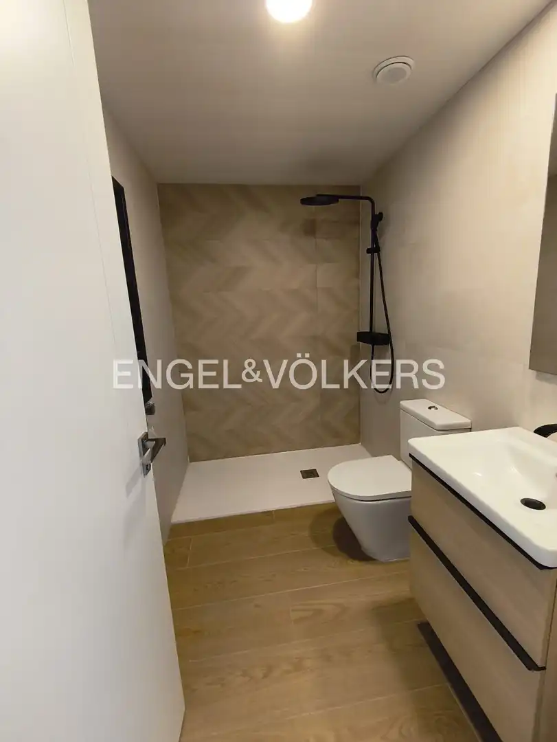 Bathroom of Flat for rent in Madrid  with Air Conditioner, Heating and Private garden