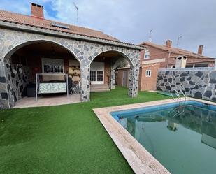 Swimming pool of House or chalet for sale in Villanueva de la Torre  with Air Conditioner, Heating and Private garden