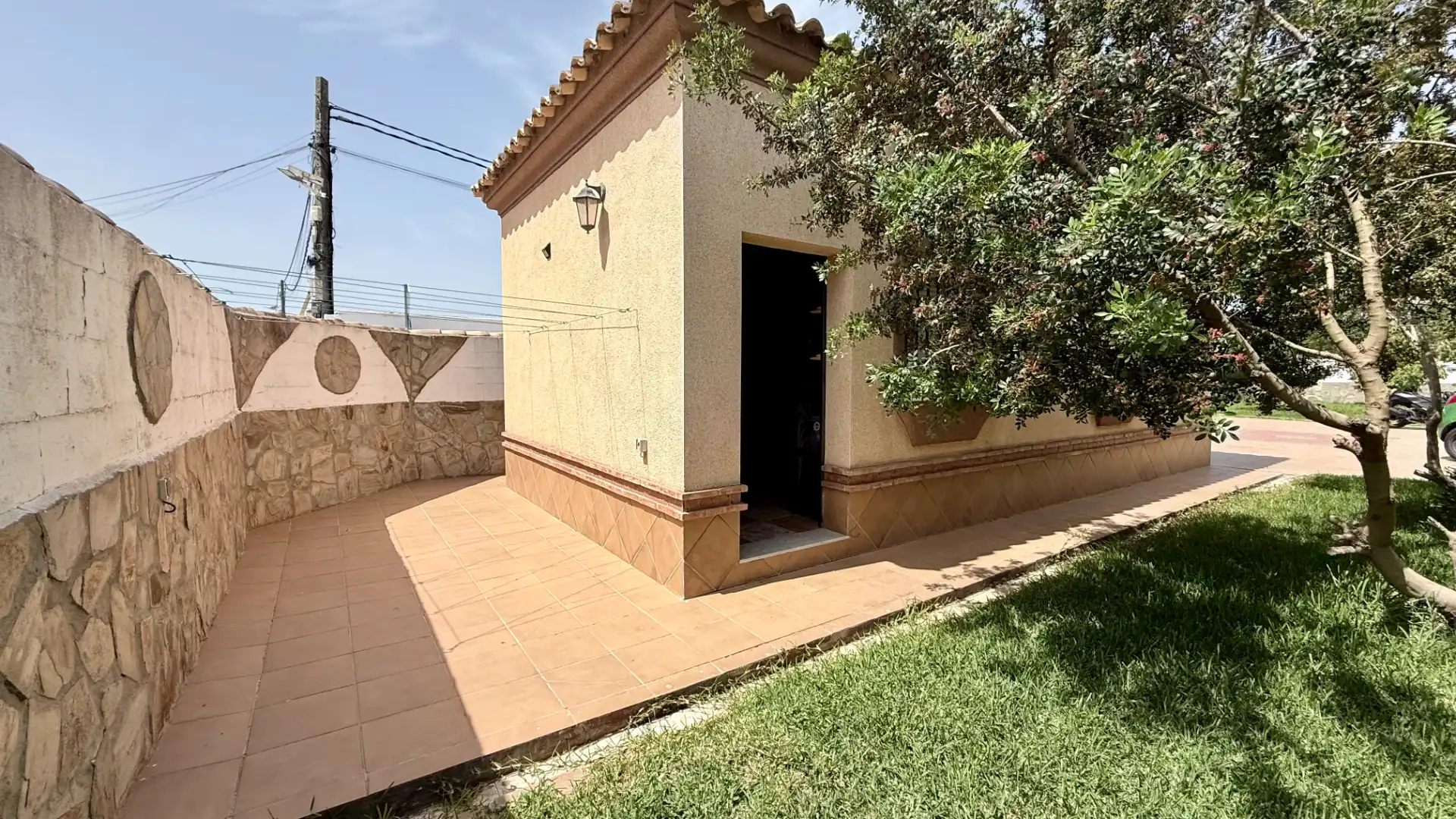 Vista exterior de Casa o chalet en venta en Chiclana de la Frontera con Aire acondicionado, Calefacción y Jardín privado