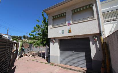 Vista exterior de Casa adosada en venda en Cunit amb Aire condicionat, Calefacció i Jardí privat