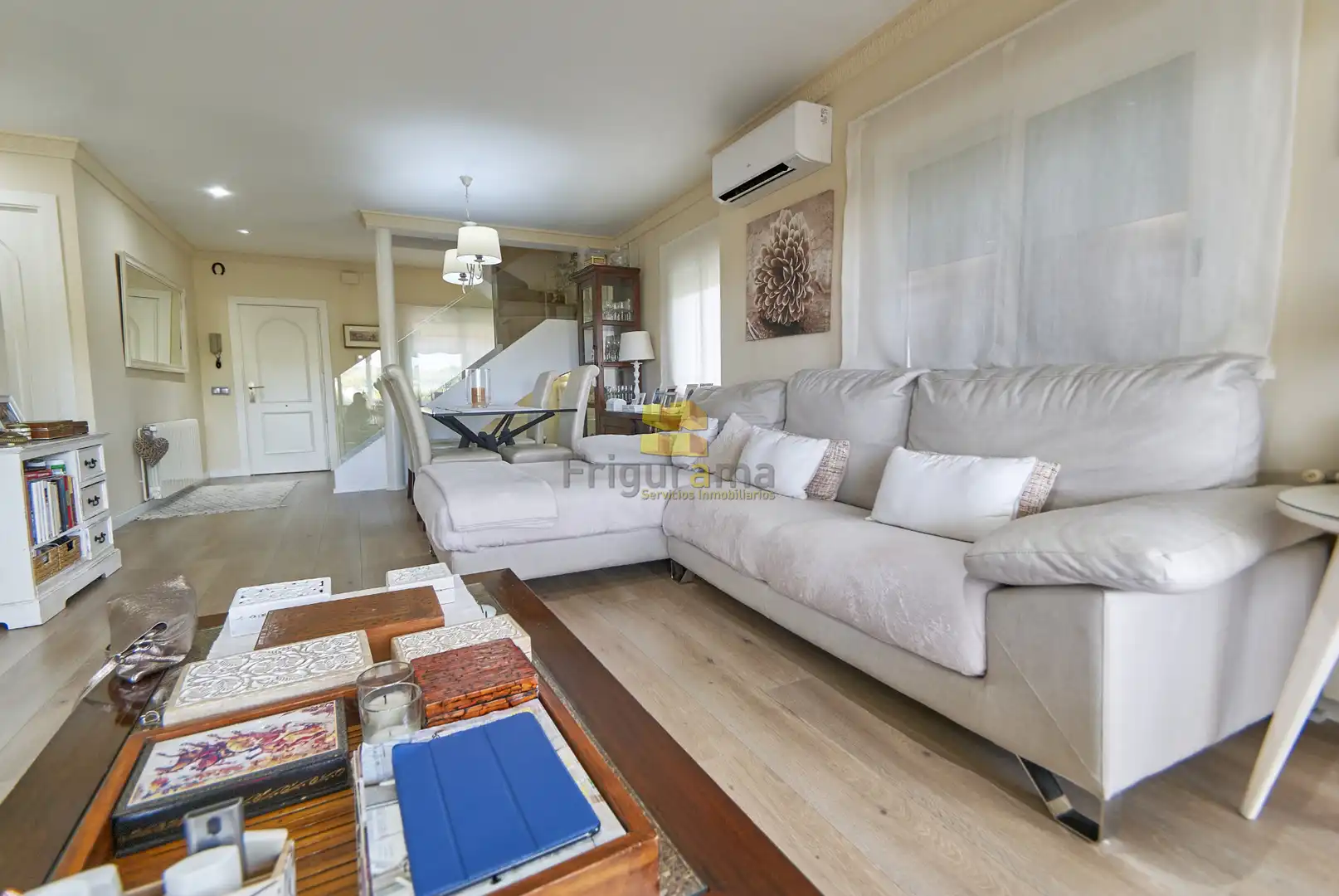 Sala d'estar de Casa o xalet en venda en Castelldefels amb Aire condicionat, Calefacció i Jardí privat