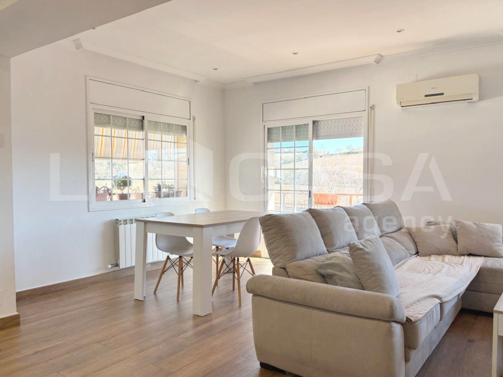 Sala d'estar de Pis de lloguer en La Roca del Vallès amb Aire condicionat, Calefacció i Balcó