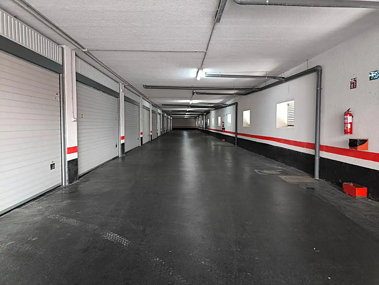 Parking de Casa adosada en venta en Castro-Urdiales con Calefacción, Terraza y Balcón