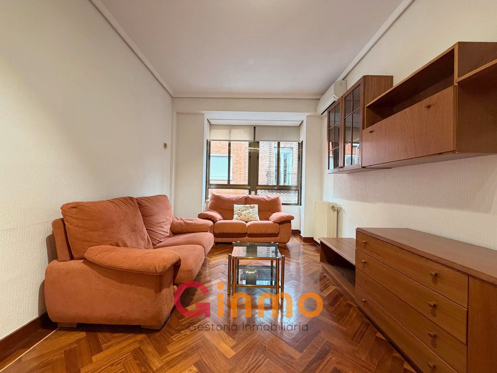 Living room of Flat to rent in  Madrid Capital  with Air Conditioner, Heating and Parquet flooring