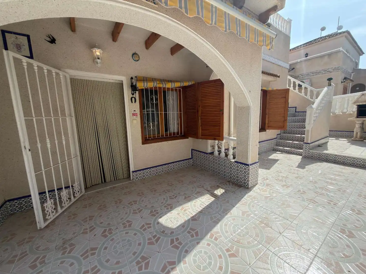 Vista exterior de Casa o xalet en venda en Torrevieja amb Traster, Piscina i Moblat