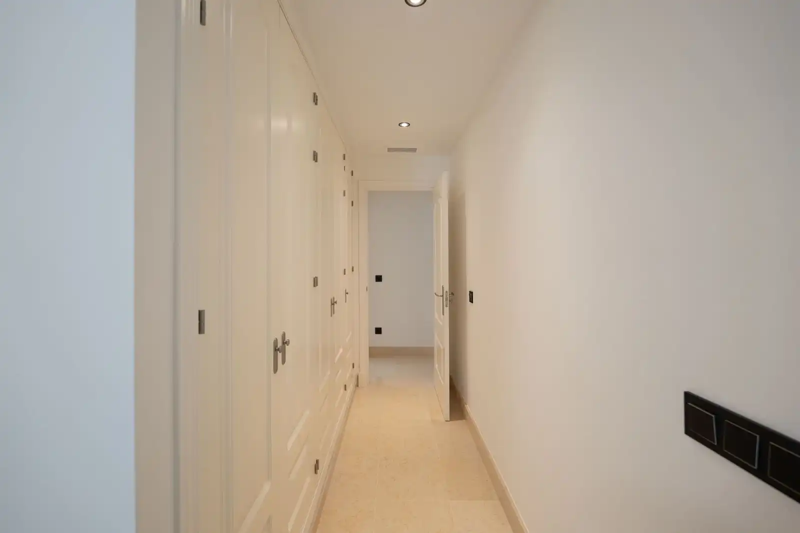 Wohnung zur Miete in Benahavís mit Klimaanlage, Privatgarten und Terrasse