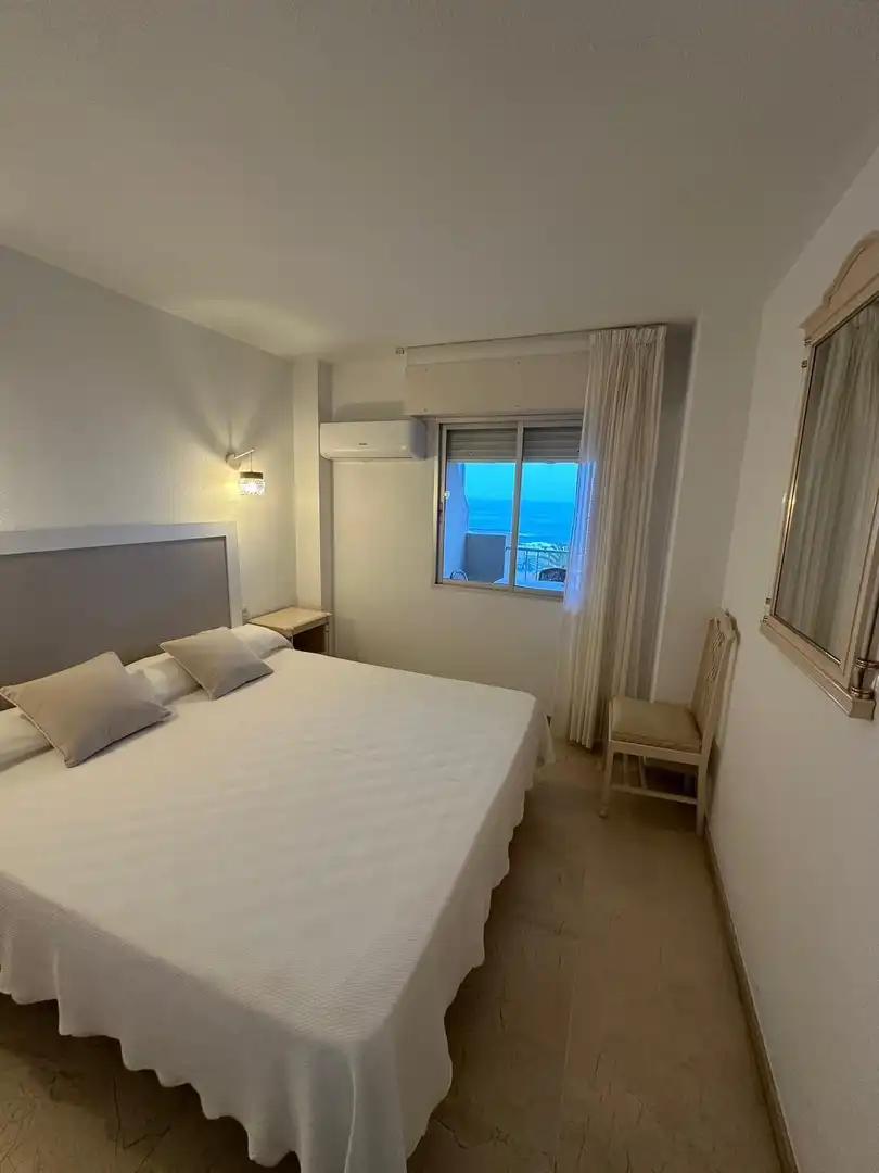 Dormitori de Pis de lloguer en Fuengirola amb Aire condicionat, Terrassa i Moblat