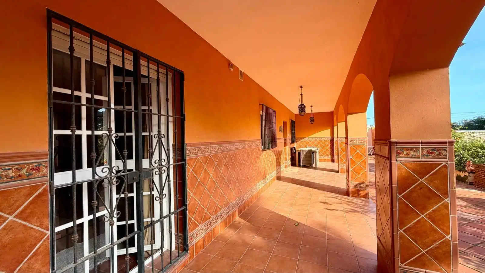 Vista exterior de Casa o xalet en venda en La Línea de la Concepción amb Jardí privat i Piscina