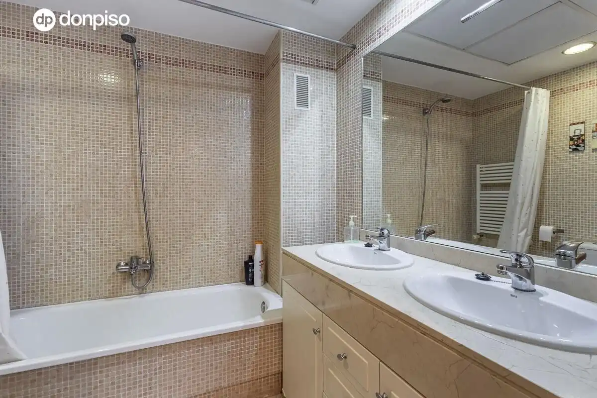 Bathroom of Flat for sale in Granada  with Air Conditioner and Heating