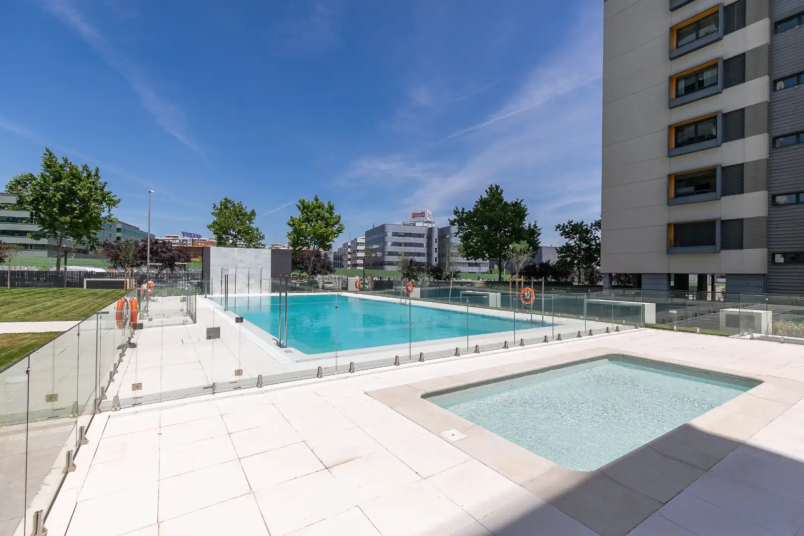 Schwimmbecken von Dachboden zur Miete in Madrid mit Klimaanlage, Heizung und Parkett