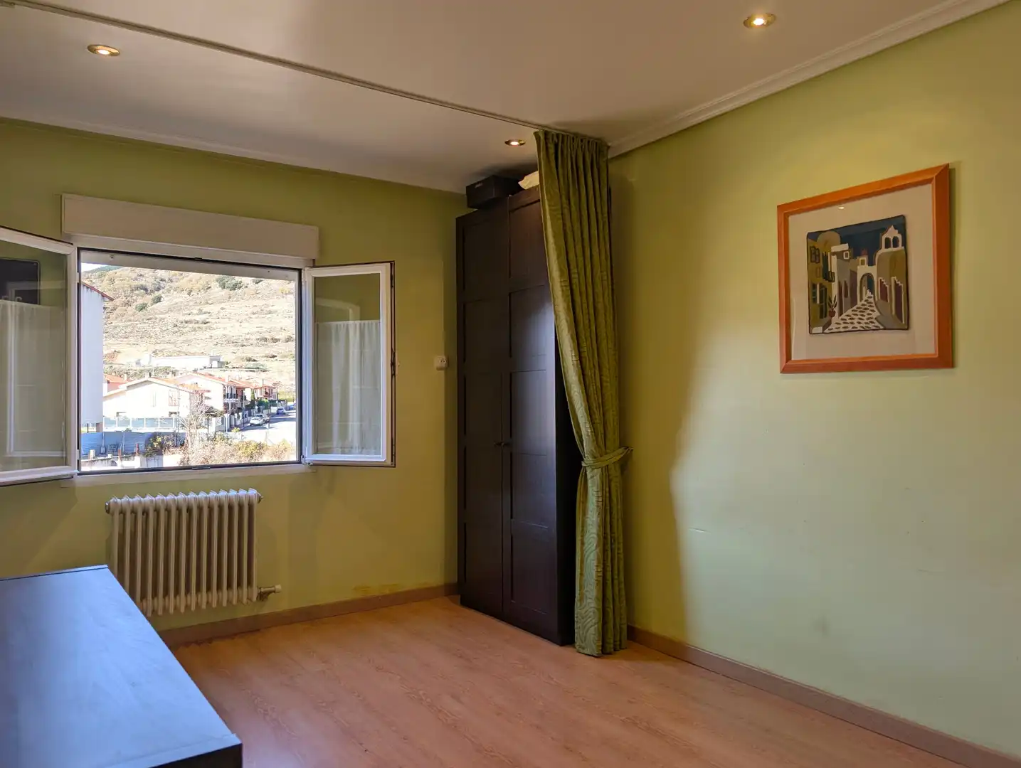 Habitación de Apartamento en venta en Ezcaray con Calefacción, Terraza y Amueblado