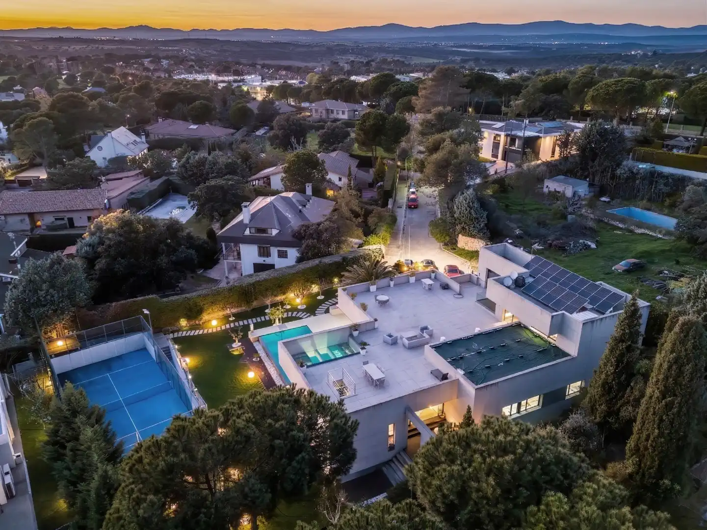 Vista exterior de Casa o xalet en venda en Villaviciosa de Odón amb Aire condicionat, Calefacció i Jardí privat
