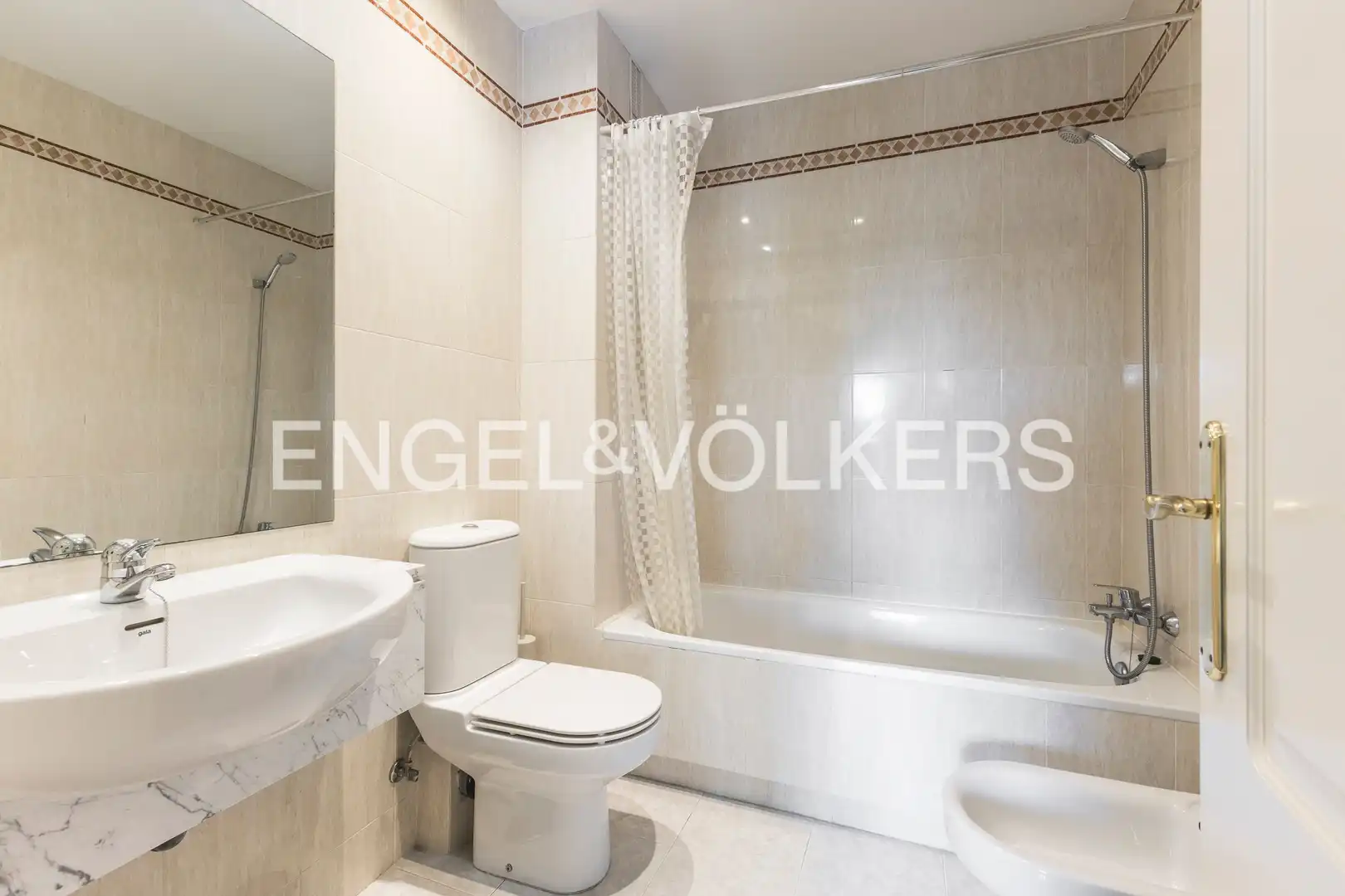 Baño de Piso en venta en Madrid con Calefacción, Parquet y Terraza