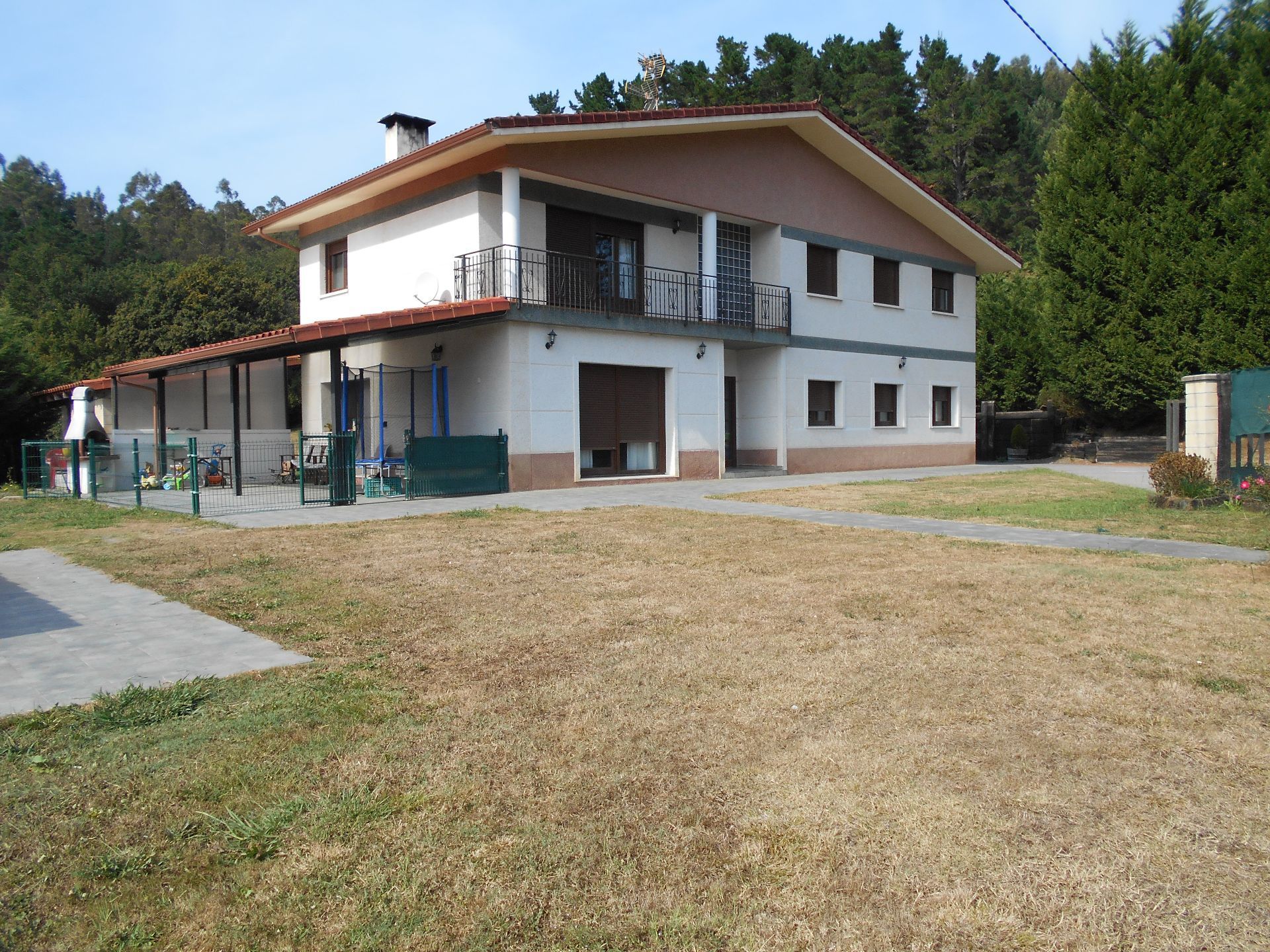 Vista exterior de Casa o xalet de lloguer en Lezama amb Calefacció, Jardí privat i Terrassa