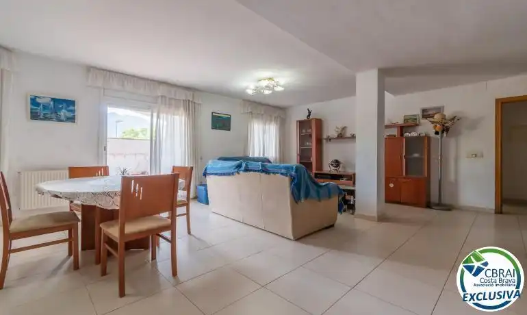 Sala de estar de Casa adosada en venta en Roses con Calefacción, Terraza y Horno