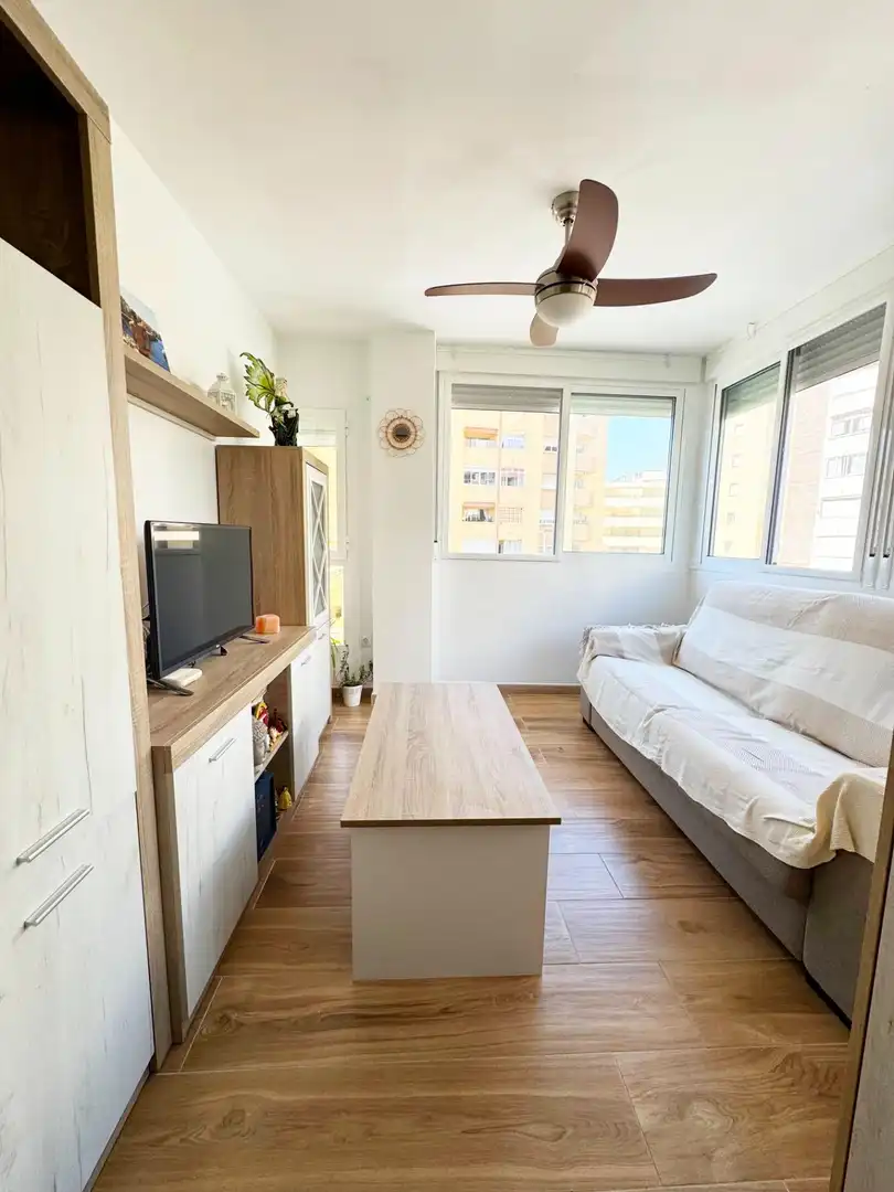 Flat with garden for sale in Avenida MANUEL ALTOLAGUIRRE, imagen 2