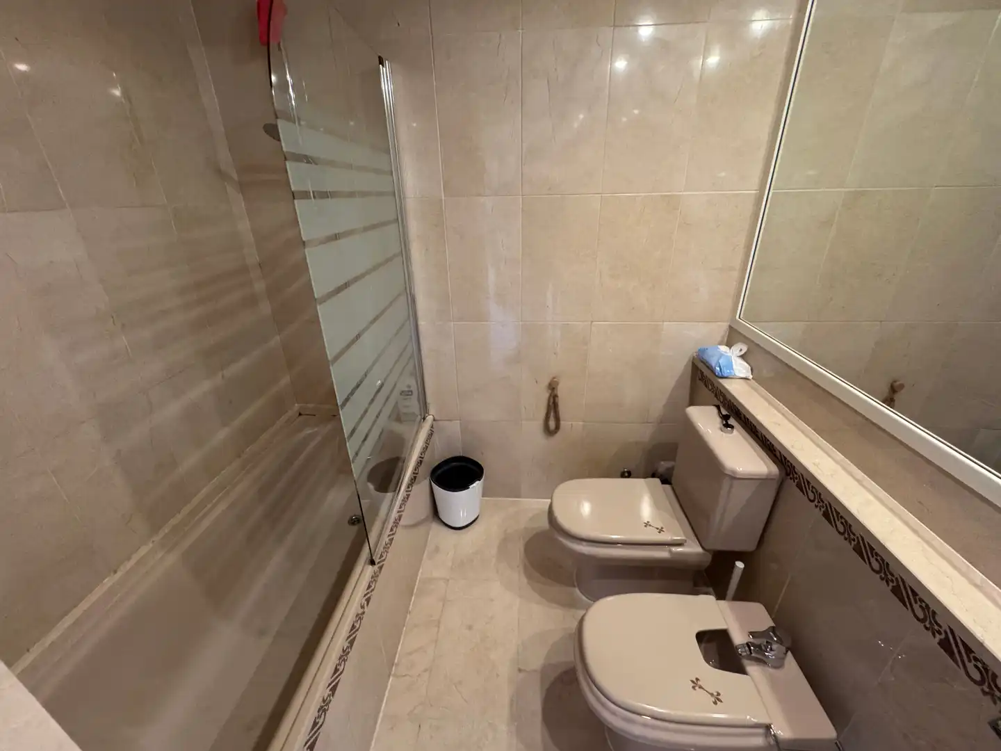 Badezimmer von Einfamilien-Reihenhaus zum Verkauf in Badalona mit Klimaanlage, Heizung und Parkett