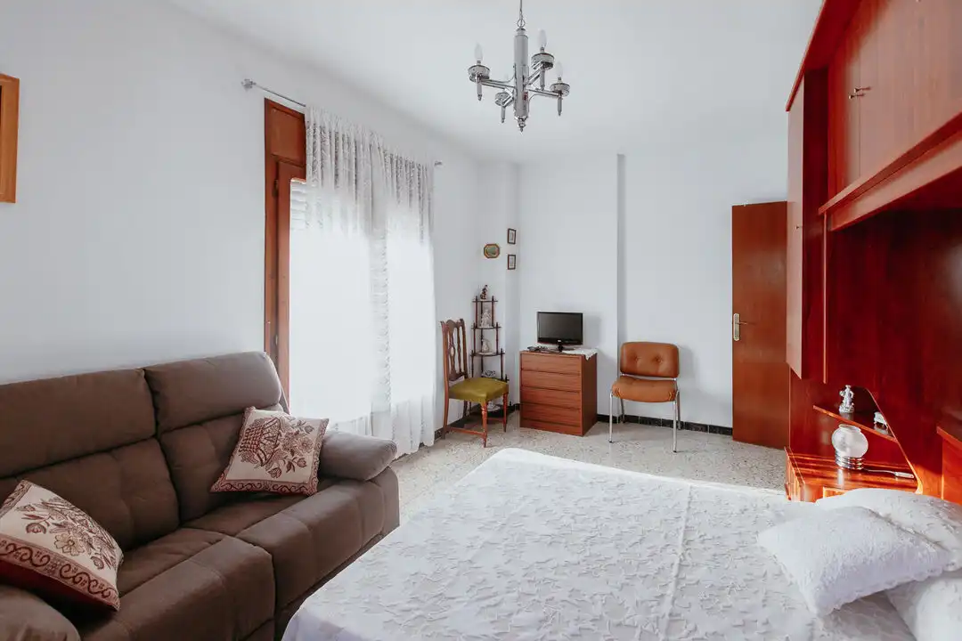 Sala d'estar de Casa o xalet en venda en Almuniente amb Calefacció, Terrassa i Moblat