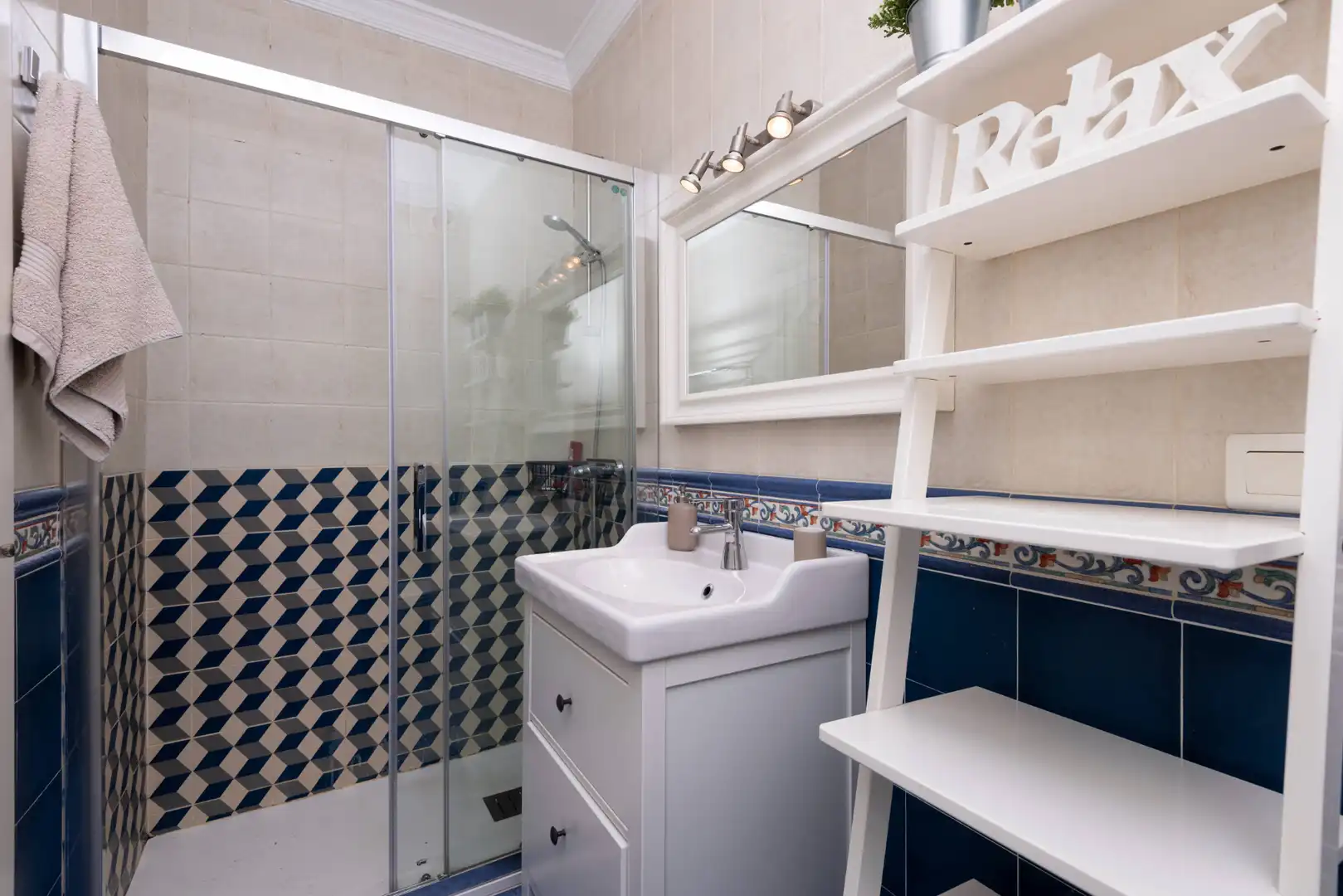 Baño de Apartamento en venta en Nerja con Aire acondicionado, Calefacción y Terraza