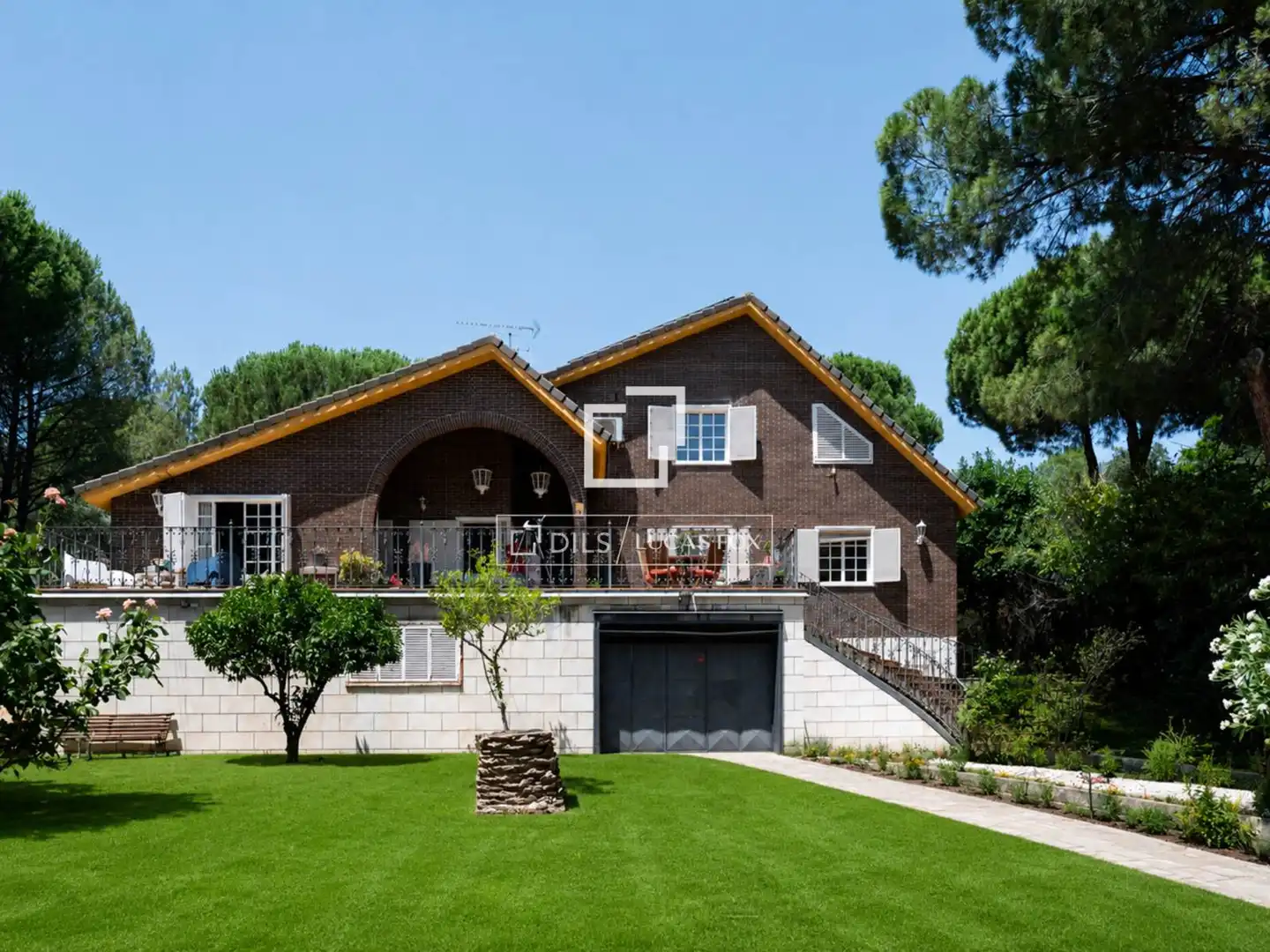 Vista exterior de Casa o xalet en venda en San Martín de Valdeiglesias amb Aire condicionat, Jardí privat i Terrassa