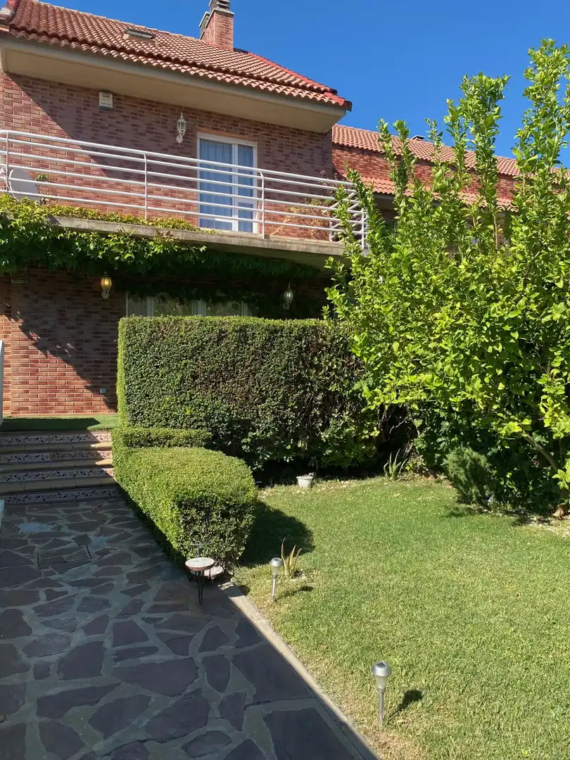Jardí de Casa adosada en venda en Zaragoza amb Terrassa i Piscina