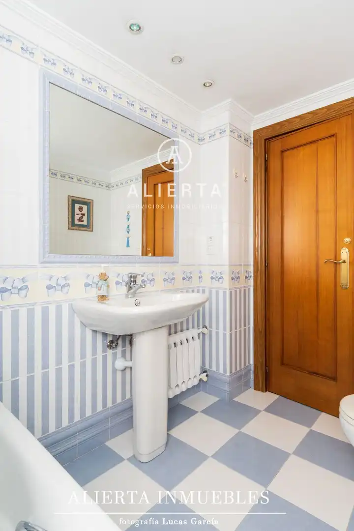 Bathroom of Flat for sale in Zaragoza  with Air Conditioner, Heating and Terrace