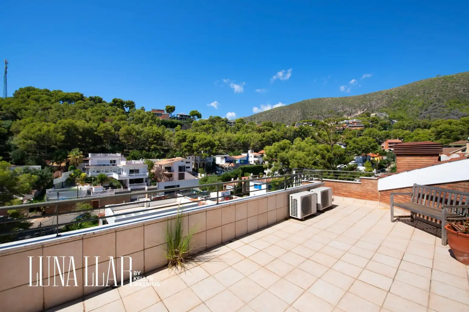 Vista exterior de Casa o xalet en venda en Castelldefels amb Calefacció, Terrassa i Balcó