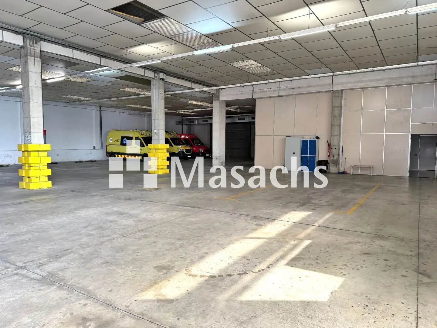 Parkplatz von Fabrikhallen zur Miete in Terrassa