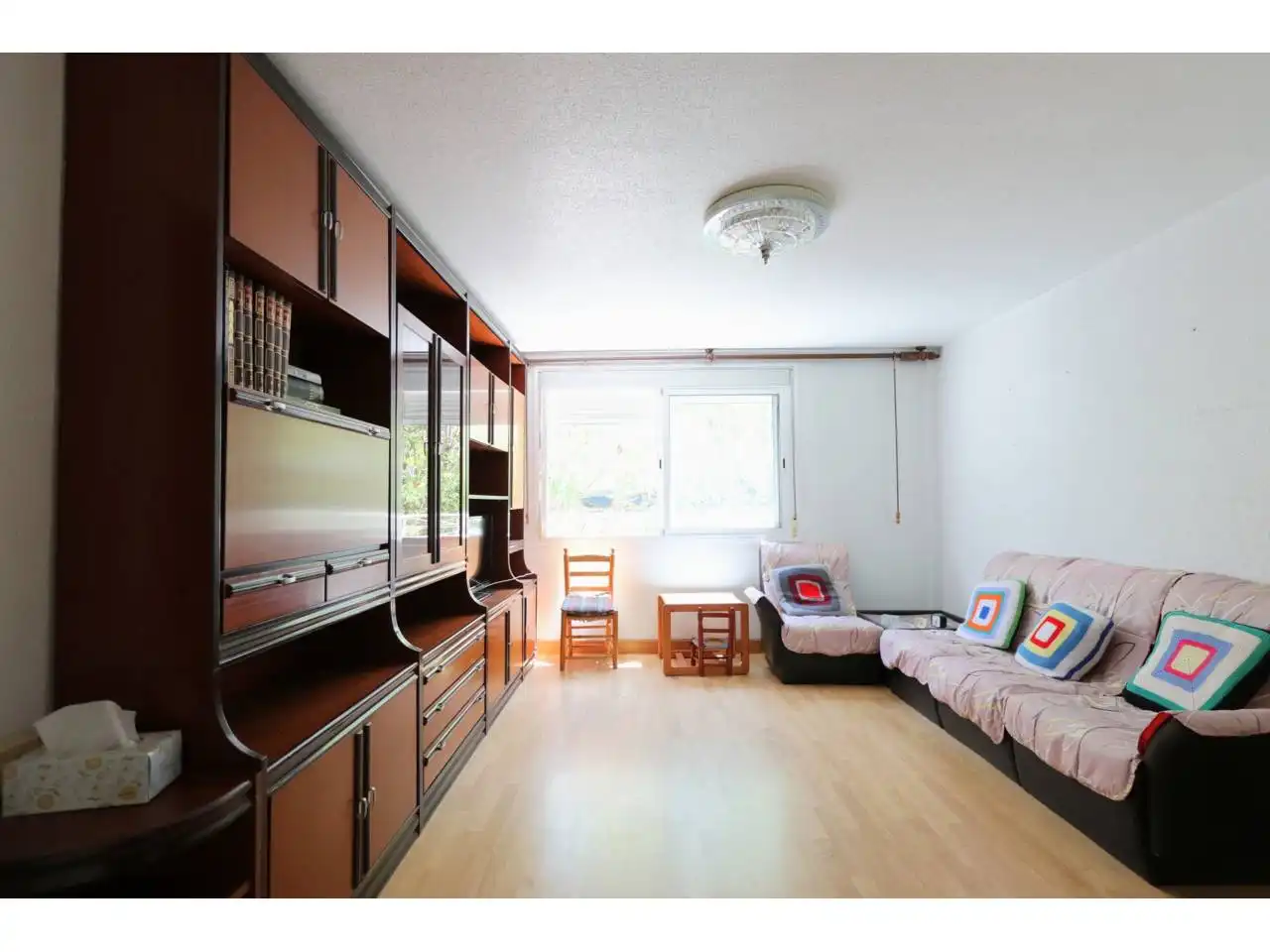 Sala de estar de Piso en venta en L'Hospitalet de Llobregat con Parquet, Trastero y Amueblado