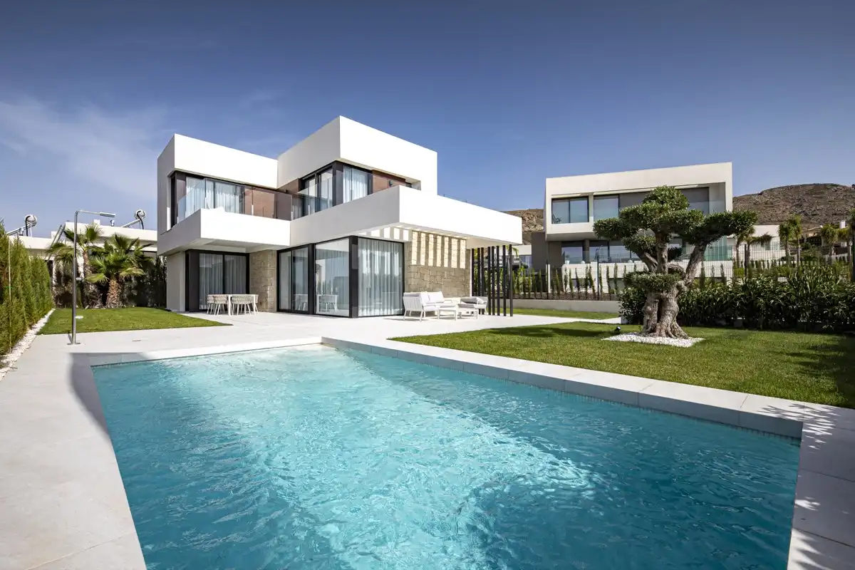 Chalet con piscina en venta en Golf Bahía
