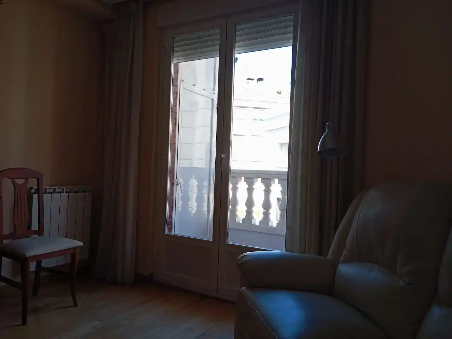 Dormitori de Pis de lloguer en La Bañeza  amb Parquet, Moblat i Balcó