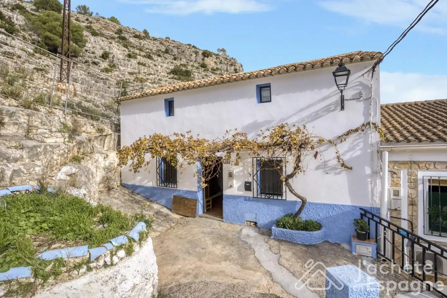 Vista exterior de Casa o xalet en venda en Cortes de Pallás amb Aire condicionat, Parquet i Moblat