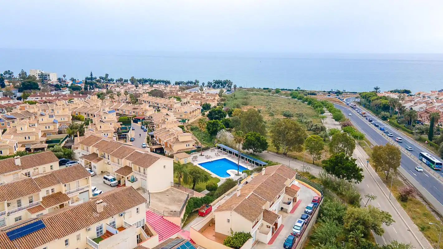 Vista exterior de Casa adosada en venda en Vélez-Málaga amb Calefacció, Jardí privat i Terrassa