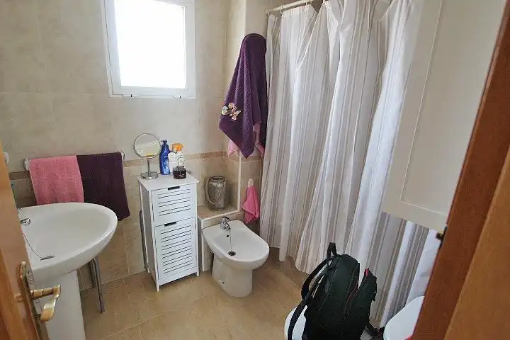 Badezimmer von Wohnungen zum Verkauf in Guardamar del Segura mit Klimaanlage, Terrasse und Abstellraum