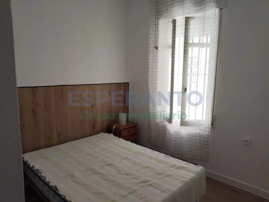 Dormitori de Apartament de lloguer en Málaga amb Aire condicionat, Jardí privat i TV