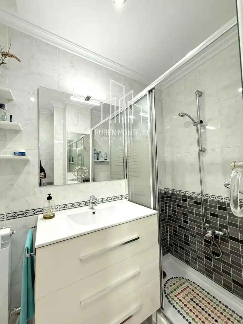 Bathroom of Flat for rent in Salamanca  with Heating, Terrace and Furnished