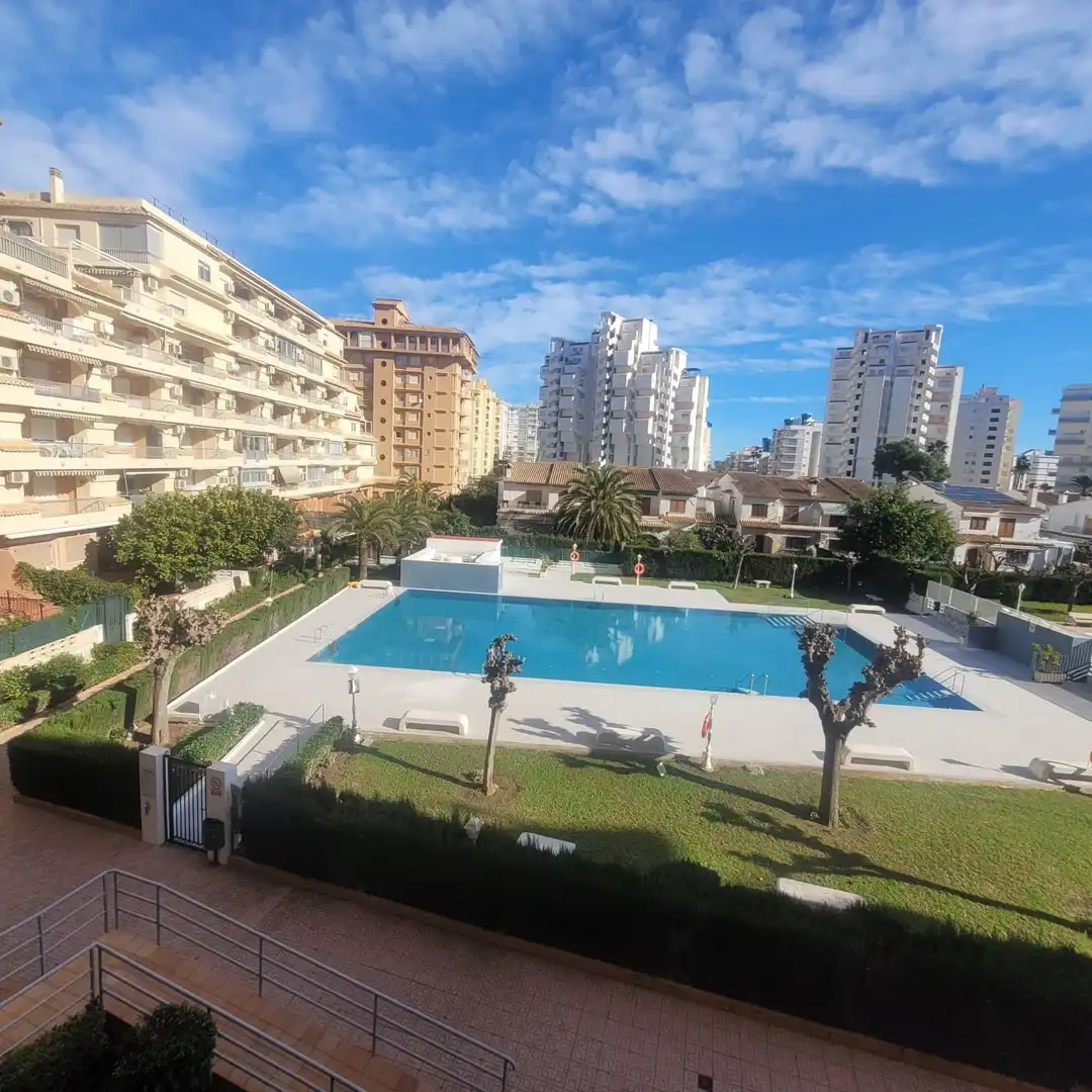 Piscina de Apartament de lloguer en Gandia amb Aire condicionat, Terrassa i Moblat