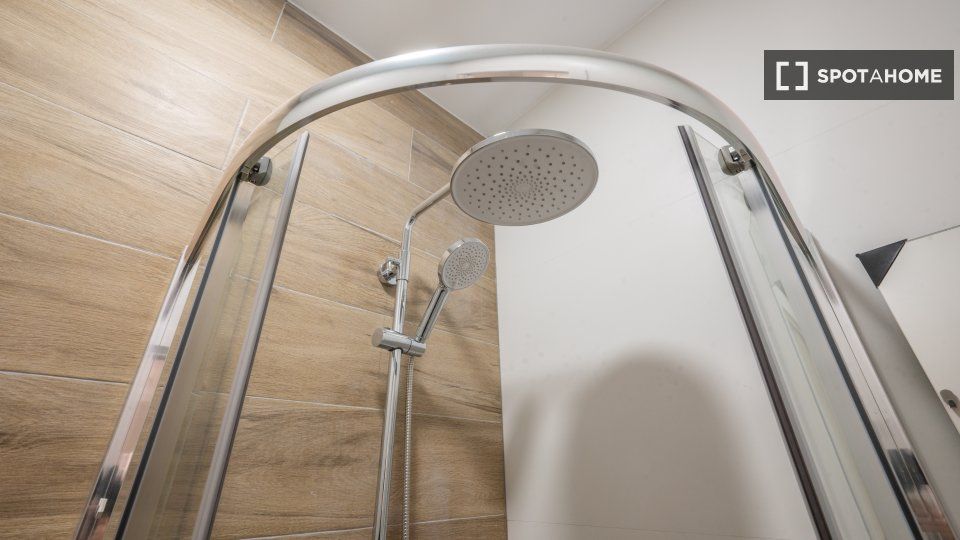 Bany de Pis de lloguer en  Madrid Capital amb Aire condicionat, Calefacció i Moblat