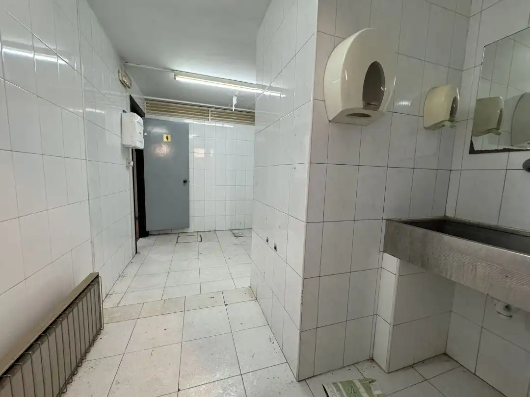 Badezimmer von Fabrikhallen zur Miete in Legazpi