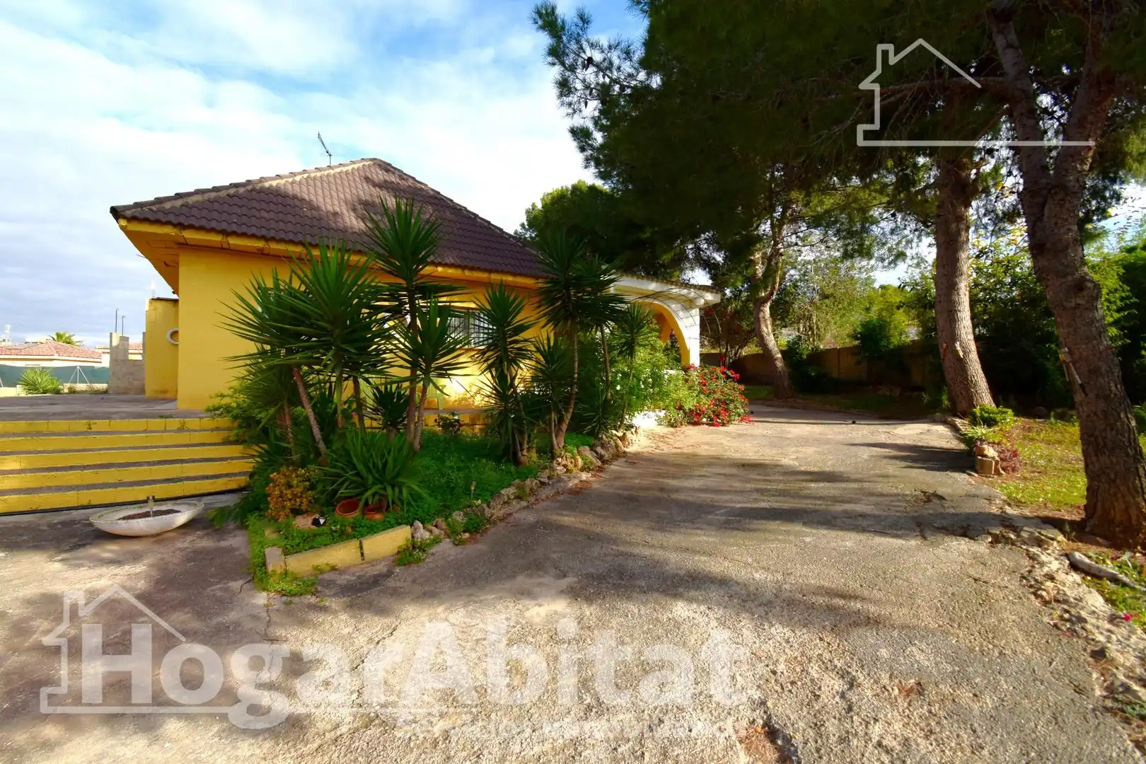 Vista exterior de Casa o xalet en venda en Llíria amb Jardí privat, Terrassa i Traster