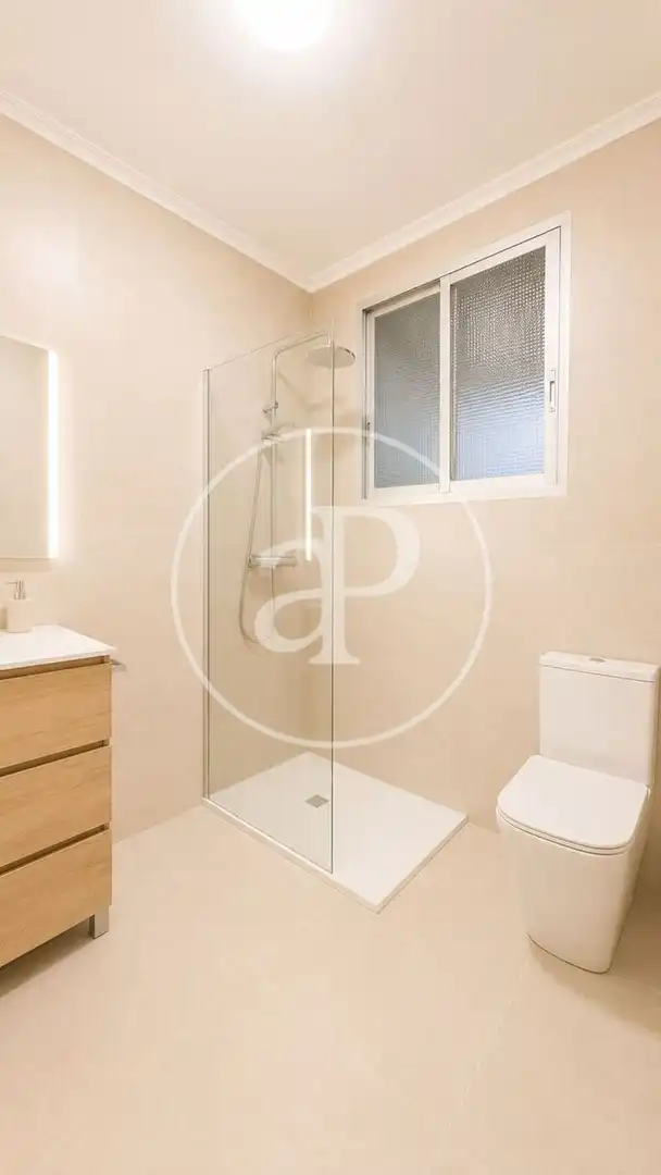 Bathroom of Flat for rent in Valencia  with Air Conditioner, Heating and Balcony