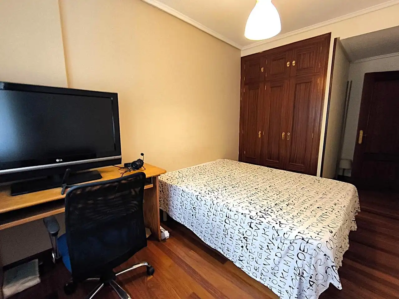 Habitación de Casa adosada en venta en Castro-Urdiales con Calefacción, Terraza y Balcón