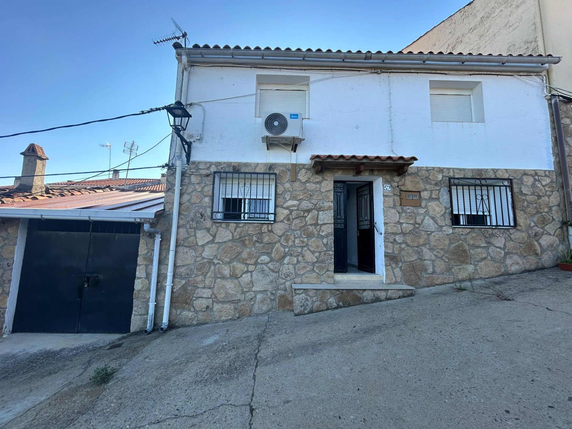 Vista exterior de Casa adosada en venda en Perales del Puerto