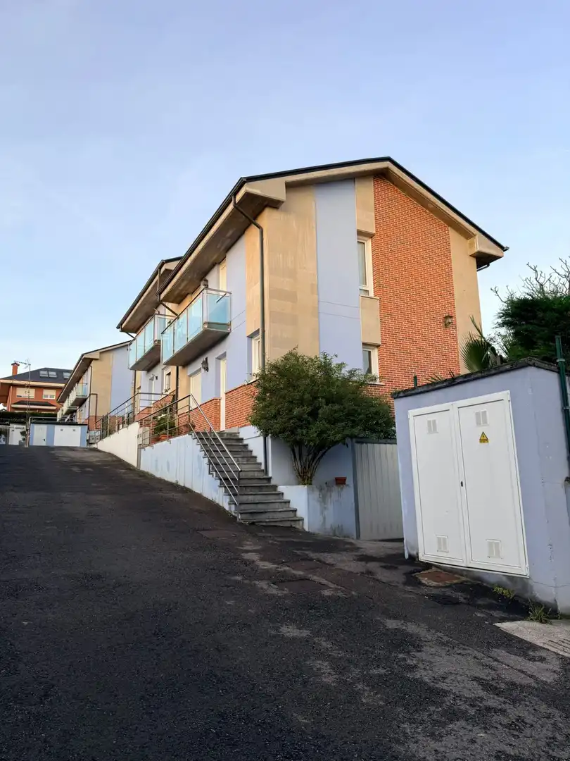 Außenansicht von Einfamilien-Reihenhaus zum Verkauf in Camargo mit Heizung und Terrasse