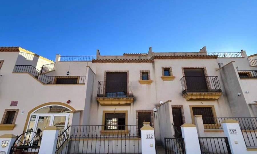 Photo 1 of Single-family semi-detached for sale in Av. de las Hierbas, El Pinar de Campoverde, Alicante