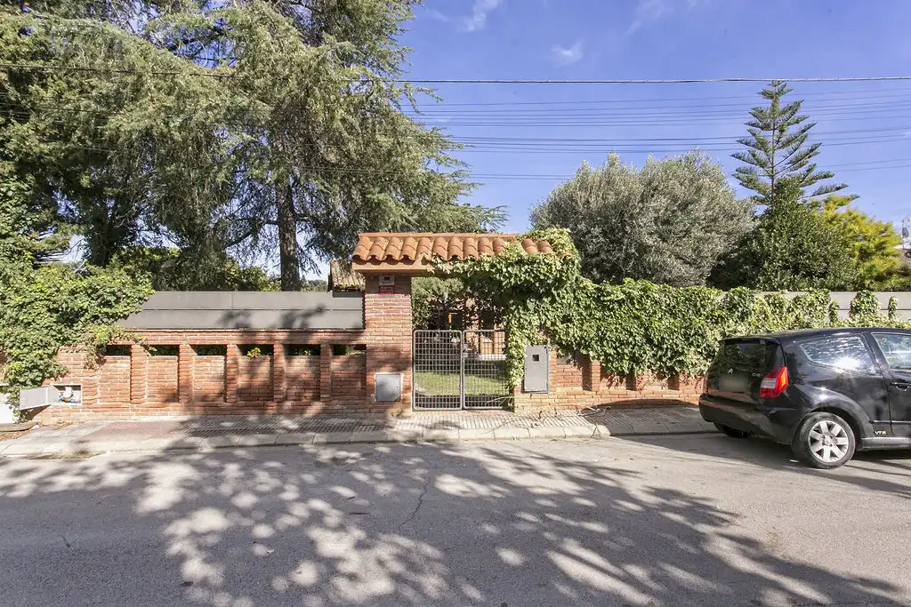 Vista exterior de Casa o chalet en venta en Cerdanyola del Vallès