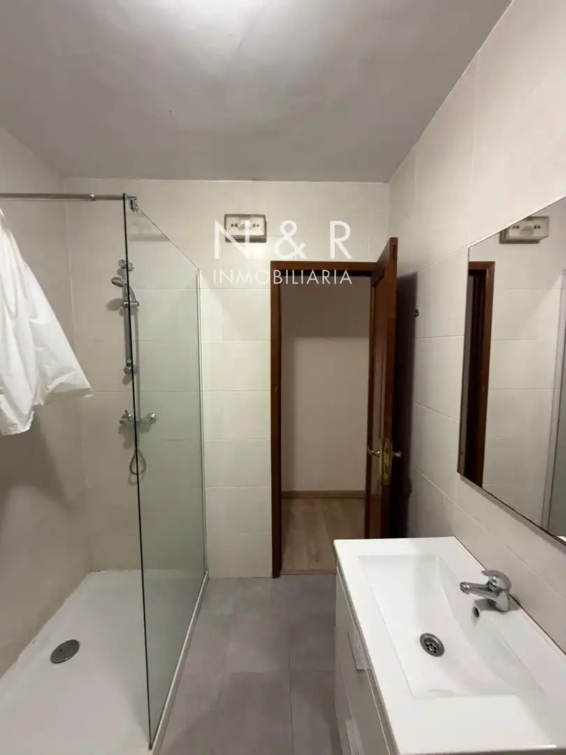 Baño de Piso de alquiler en Santiago de Compostela  con Calefacción y Amueblado